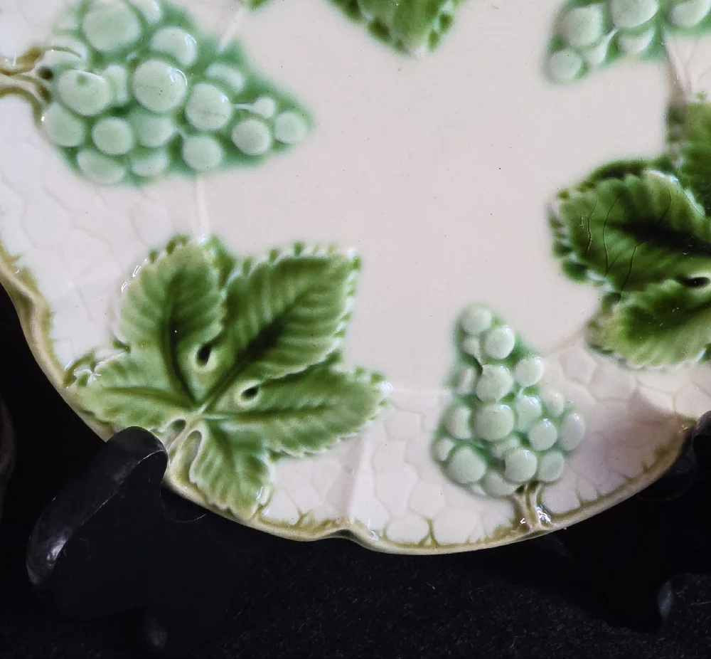 VTG Majolica Green Grapes and Leaves 1920-33 Czechoslovakia #830 7” Salad Plate